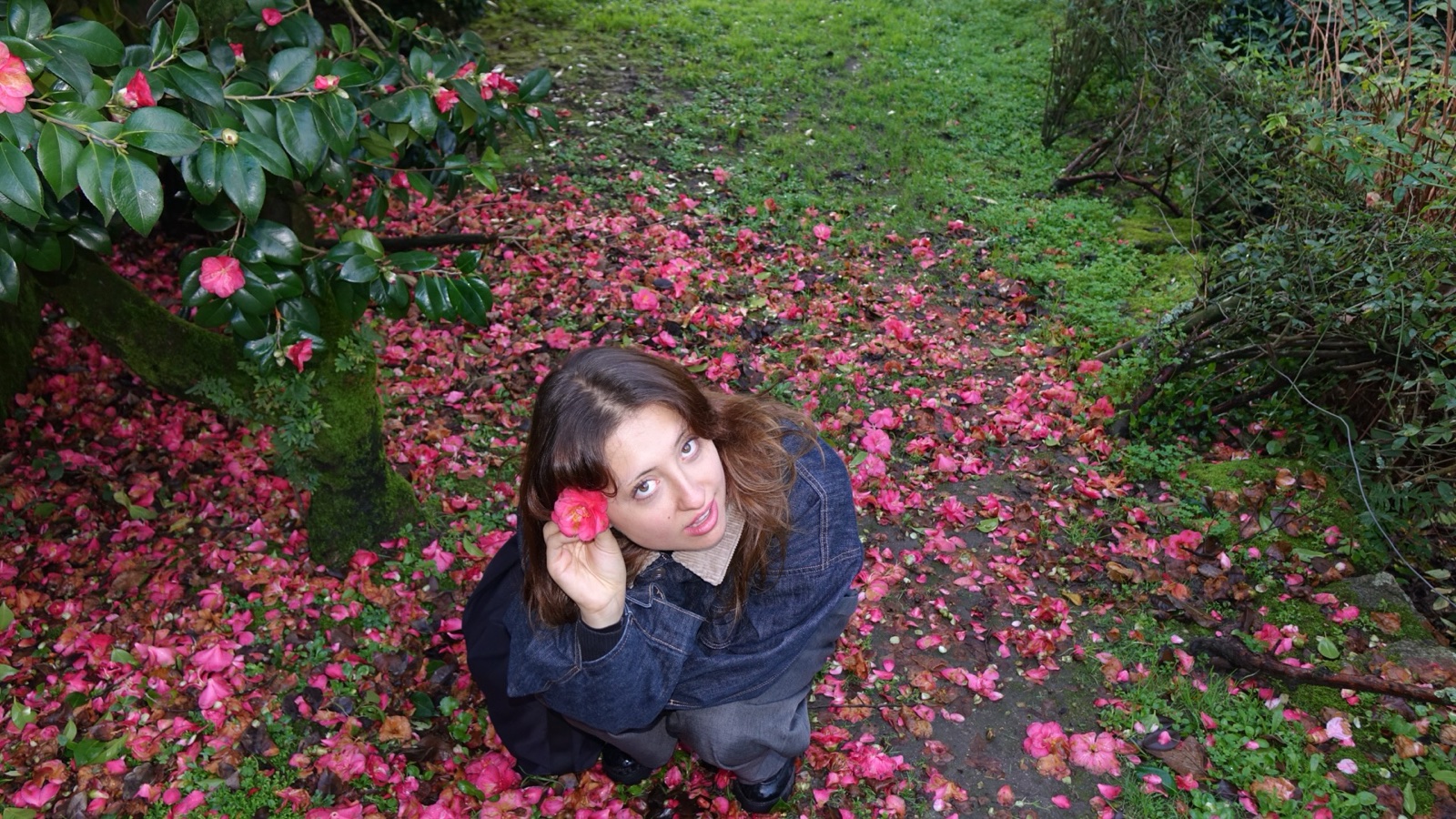 Retrato de Liz Bernard entre pétalos de flor